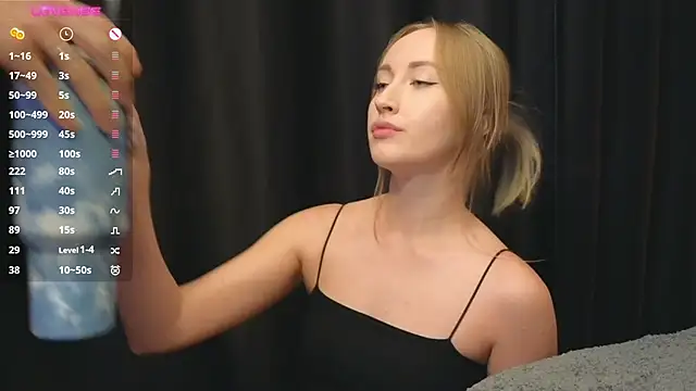 Snapshot of luxmuur chatting on 10-18-25, 03:02 luxmuur online show from 10-18-25, 03:02