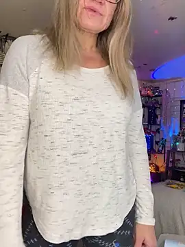 Snapshot of TrenaAnne chatting on 02-18-25, 12:26 TrenaAnne online show from 02-18-25, 12:26