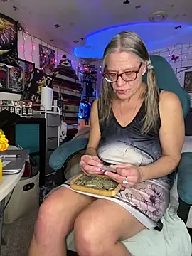 Snapshot of TrenaAnne chatting on 02-19-25, 05:49 TrenaAnne online show from 02-19-25, 05:49