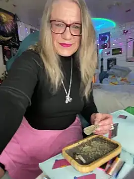 Snapshot of TrenaAnne chatting on 02-26-25, 08:22 TrenaAnne online show from 02-26-25, 08:22