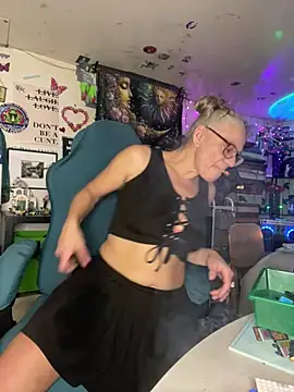 Snapshot of TrenaAnne chatting on 02-27-25, 05:36 TrenaAnne online show from 02-27-25, 05:36