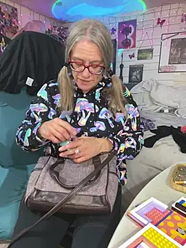 Snapshot of TrenaAnne chatting on 02-27-25, 11:48 TrenaAnne online show from 02-27-25, 11:48