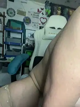 Snapshot of TrenaAnne chatting on 03-06-25, 11:31 TrenaAnne online show from 03-06-25, 11:31