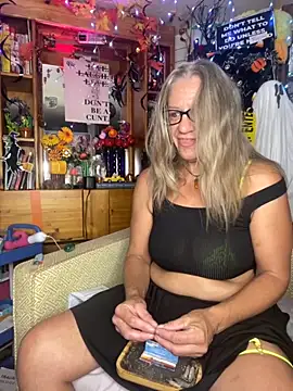 Snapshot of TrenaAnne chatting on 09-18-25, 02:41 TrenaAnne online show from 09-18-25, 02:41