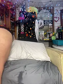 Snapshot of TrenaAnne chatting on 09-21-25, 07:26 TrenaAnne online show from 09-21-25, 07:26