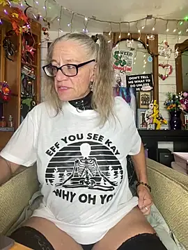 Snapshot of TrenaAnne chatting on 10-11-25, 12:21 TrenaAnne online show from 10-11-25, 12:21