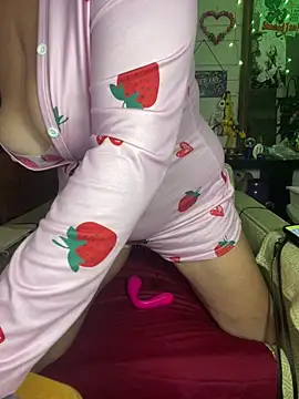 Snapshot of TrenaAnne chatting on 11-05-25, 04:18 TrenaAnne online show from 11-05-25, 04:18