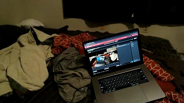 Snapshot of CreamyAustin chatting on 12-17-25, 01:44 CreamyAustin online show from 12-17-25, 01:44