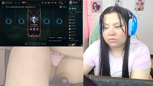 Snapshot of crystal7u7 chatting on 11-17-25, 04:13 crystal7u7 online show from 11-17-25, 04:13