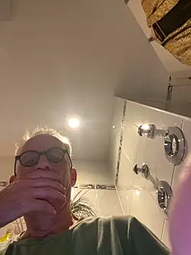 Snapshot of Frank22xx chatting on 10-06-25, 08:39 Frank22xx online show from 10-06-25, 08:39