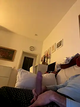 Snapshot of Frank22xx chatting on 11-08-25, 08:07 Frank22xx online show from 11-08-25, 08:07