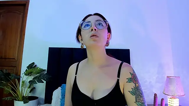 Emilywatsonn online show from 01-16-25, 11:48