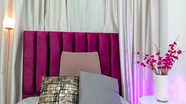 Emilywatsonn online show from 02-06-25, 11:43