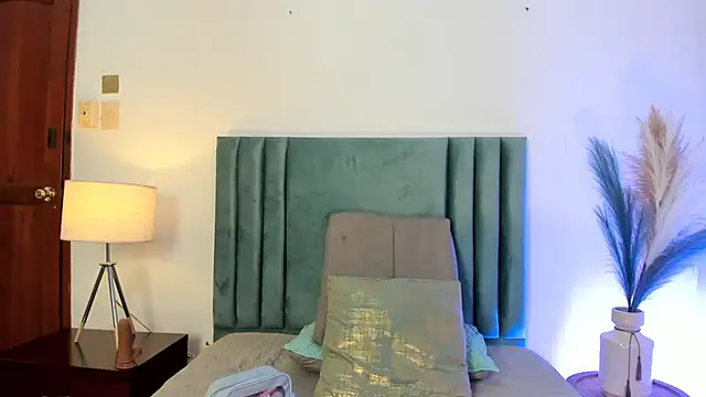 Emilywatsonn online show from 02-09-25, 02:18