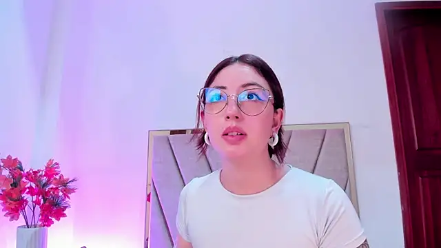 Emilywatsonn online show from 02-11-25, 02:57