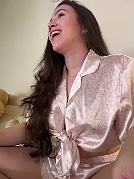 Amelia Rouse online show from 12-19-25, 04:03