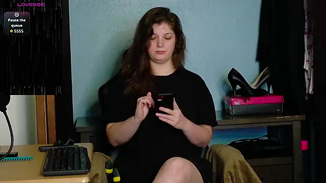 TreeJeanne online show from 10-13-25, 01:38