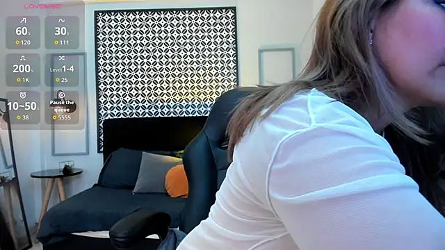 Snapshot of Melanie_silver_ chatting on 11-11-25, 08:53 Melanie silver online show from 11-11-25, 08:53