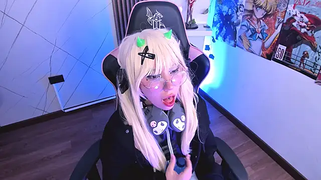 Snapshot of Purplee_Baby chatting on 02-19-25, 07:59 Purplee Baby online show from 02-19-25, 07:59