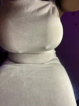 Snapshot of Cherrytowild chatting on 02-08-26, 04:05 Cherrytowild online show from 02-08-26, 04:05