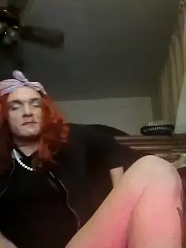 Snapshot of Dee-Lux_Fux chatting on 10-17-25, 09:12 Dee-Lux Fux online show from 10-17-25, 09:12