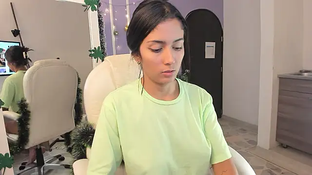 Snapshot of your_khloe chatting on 12-06-24, 05:44 your khloe online show from 12-06-24, 05:44