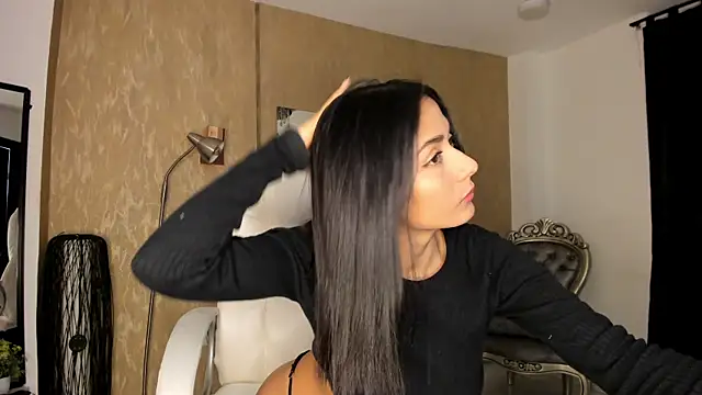 Snapshot of your_khloe chatting on 12-13-24, 01:33 your khloe online show from 12-13-24, 01:33