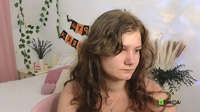 Snapshot of Charlotte_wow chatting on 10-17-25, 06:54 Charlotte wow online show from 10-17-25, 06:54