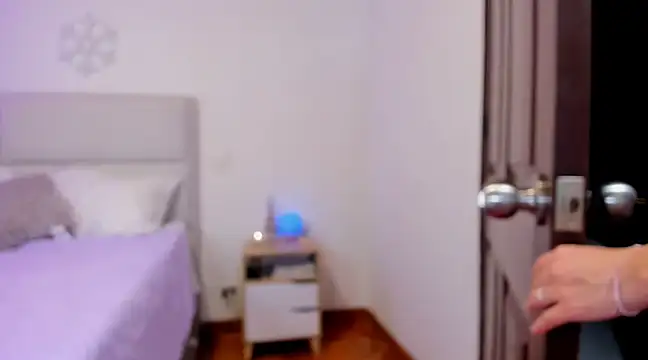 Snapshot of tierra_n chatting on 12-07-24, 09:44 tierra n online show from 12-07-24, 09:44