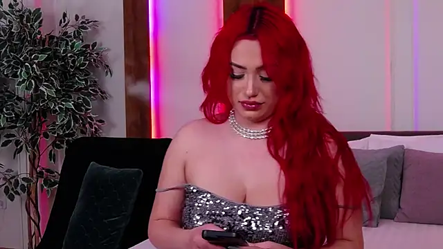 Snapshot of EmyHilton chatting on 11-08-25, 06:13 EmyHilton online show from 11-08-25, 06:13