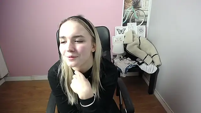 Snapshot of viktoria_lovely chatting on 12-17-24, 11:17 viktoria lovely online show from 12-17-24, 11:17