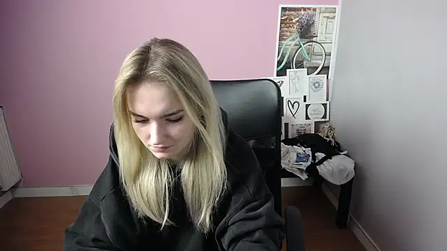 Snapshot of viktoria_lovely chatting on 12-23-24, 09:49 viktoria lovely online show from 12-23-24, 09:49