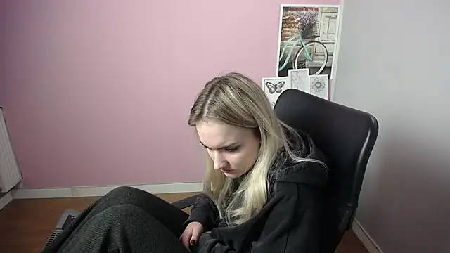 Snapshot of viktoria_lovely chatting on 12-27-24, 09:50 viktoria lovely online show from 12-27-24, 09:50