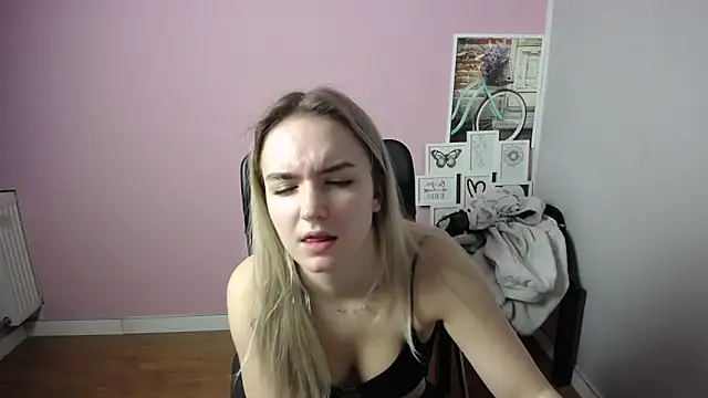 Snapshot of viktoria_lovely chatting on 01-17-25, 06:36 viktoria lovely online show from 01-17-25, 06:36