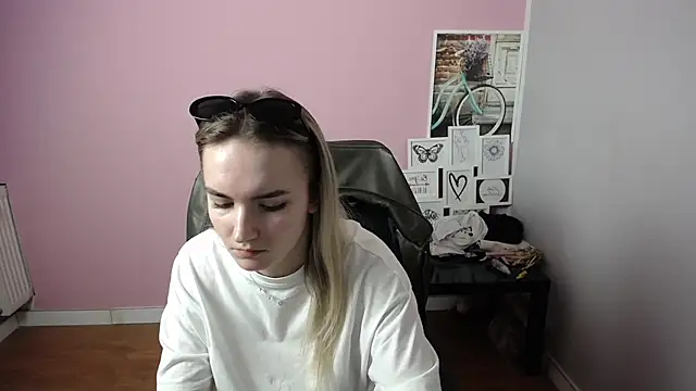 Snapshot of viktoria_lovely chatting on 03-09-25, 12:20 viktoria lovely online show from 03-09-25, 12:20