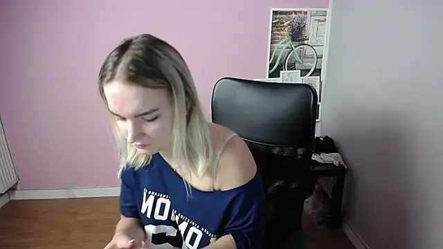 Snapshot of viktoria_lovely chatting on 09-09-25, 06:35 viktoria lovely online show from 09-09-25, 06:35