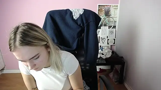 Snapshot of viktoria_lovely chatting on 09-17-25, 07:21 viktoria lovely online show from 09-17-25, 07:21