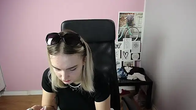 Snapshot of viktoria_lovely chatting on 09-20-25, 09:21 viktoria lovely online show from 09-20-25, 09:21