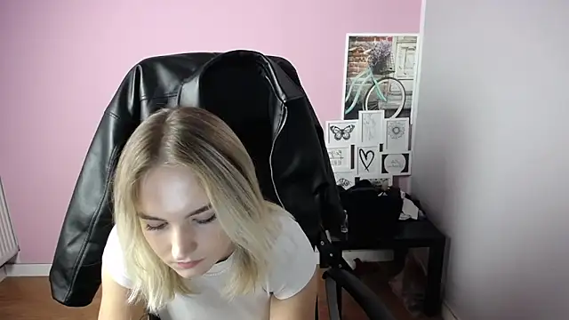 Snapshot of viktoria_lovely chatting on 10-10-25, 10:36 viktoria lovely online show from 10-10-25, 10:36