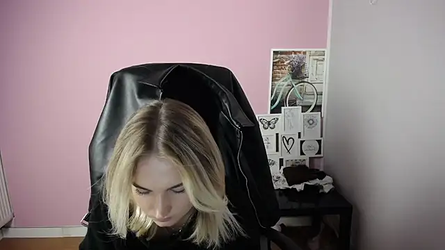 Snapshot of viktoria_lovely chatting on 10-15-25, 08:58 viktoria lovely online show from 10-15-25, 08:58