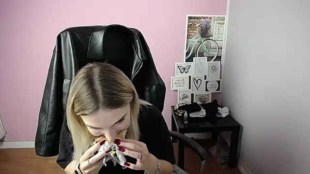 Snapshot of viktoria_lovely chatting on 10-22-25, 09:31 viktoria lovely online show from 10-22-25, 09:31