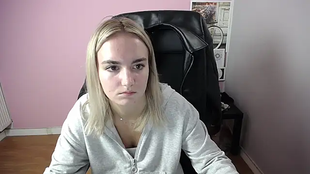 Snapshot of viktoria_lovely chatting on 10-29-25, 08:49 viktoria lovely online show from 10-29-25, 08:49