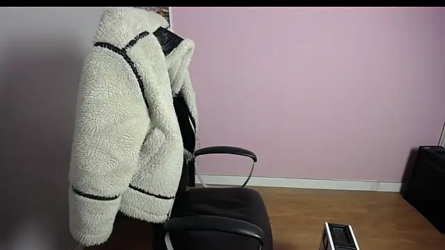 Snapshot of viktoria_lovely chatting on 12-22-25, 06:32 viktoria lovely online show from 12-22-25, 06:32