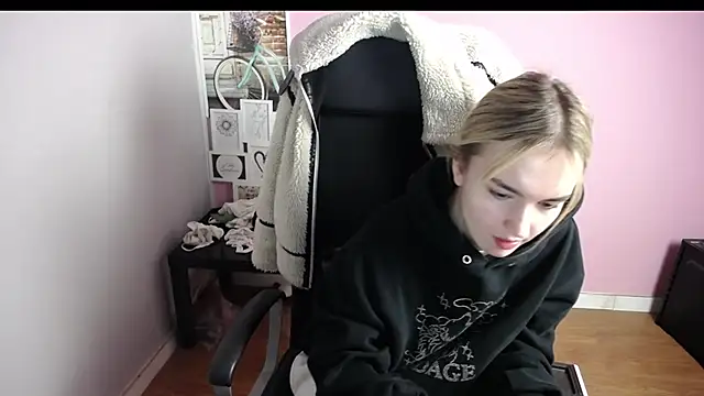 Snapshot of viktoria_lovely chatting on 12-23-25, 06:55 viktoria lovely online show from 12-23-25, 06:55