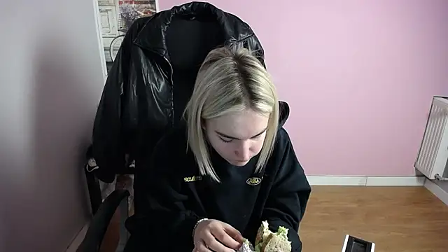 Snapshot of viktoria_lovely chatting on 02-17-26, 06:32 viktoria lovely online show from 02-17-26, 06:32