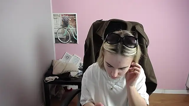 Snapshot of viktoria_lovely chatting on 03-11-26, 08:09 viktoria lovely online show from 03-11-26, 08:09