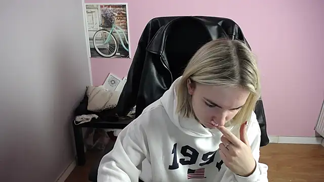 Snapshot of viktoria_lovely chatting on 03-17-26, 07:33 viktoria lovely online show from 03-17-26, 07:33