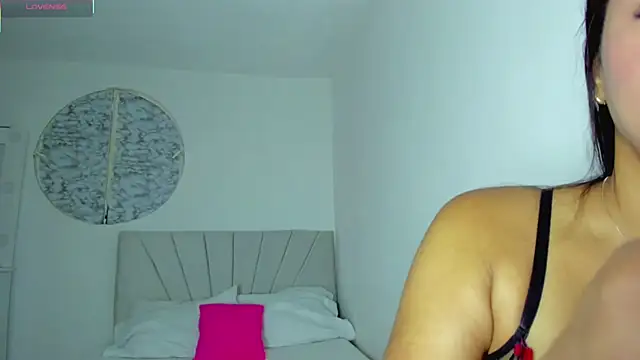 Snapshot of IsabelaVanegas_ chatting on 10-30-25, 02:40 IsabelaVanegas online show from 10-30-25, 02:40