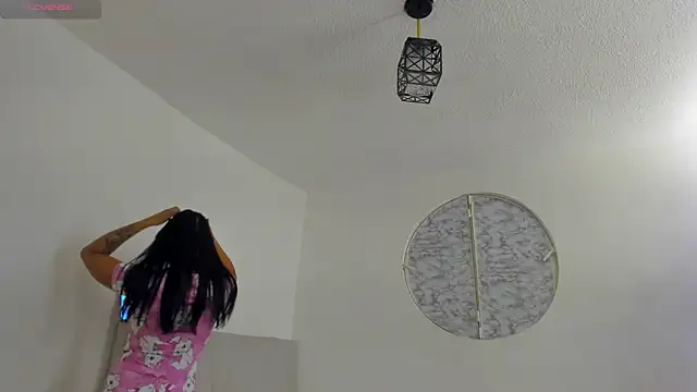 Snapshot of IsabelaVanegas_ chatting on 12-02-25, 05:24 IsabelaVanegas online show from 12-02-25, 05:24