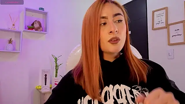 Snapshot of Tiarha chatting on 10-22-25, 02:56 Tiarha online show from 10-22-25, 02:56